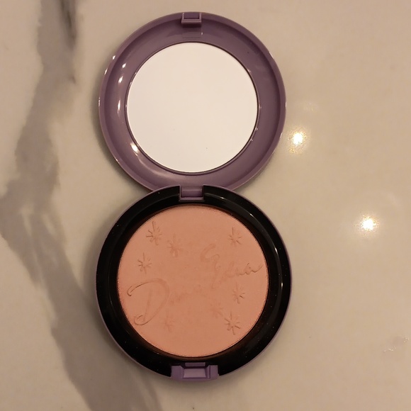 MAC Dame Edna Highlight Powder in Spectacle - Picture 3 of 5